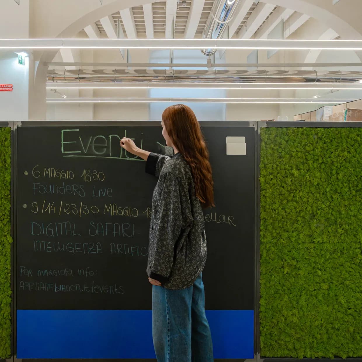 Ragazza che presenta un pitch su un palco durante un evento di startup, presso la sede dell'Innovation Center di Nana Bianca e FCRF a Firenze. L'evento è parte del programma di accelerazione Hubble, Cybershield, CTE Prisma, Italian Lifestyle, Bravo Innovation Hub ed Estra e-qube.
