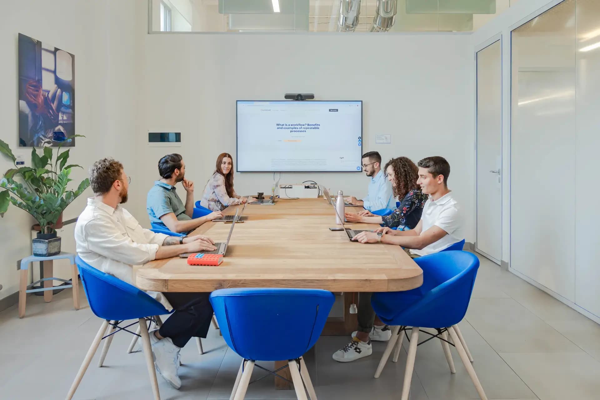 Meeting room moderna di Nana Bianca a Firenze con professionisti in coworking, impegnati in una sessione di brainstorming. Spazio di lavoro collaborativo con tecnologia avanzata.