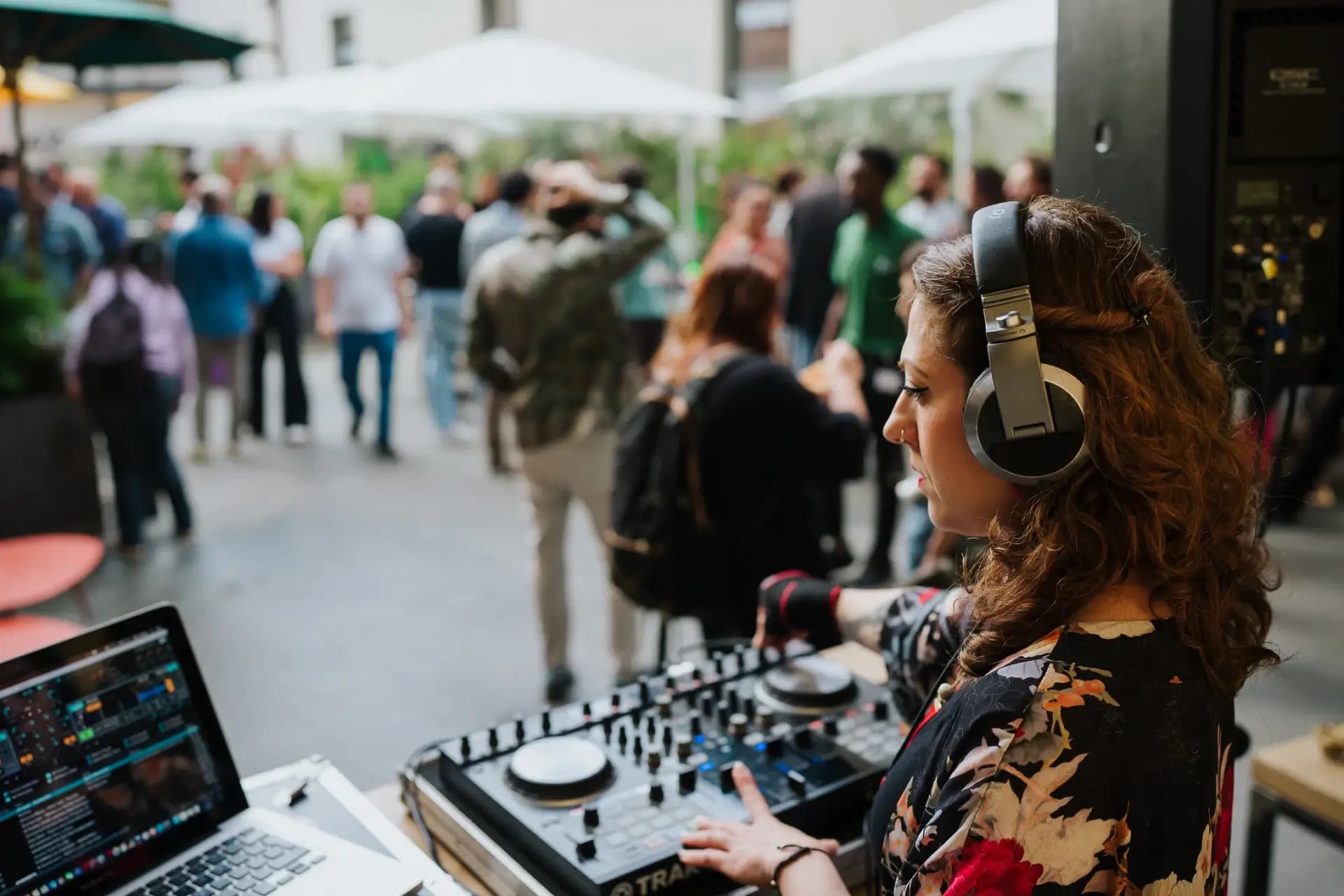 Evento networking all'aperto a Nana Bianca, con DJ set e ospiti immersi in un'atmosfera innovativa. Location ideale per eventi aziendali e startup a Firenze.