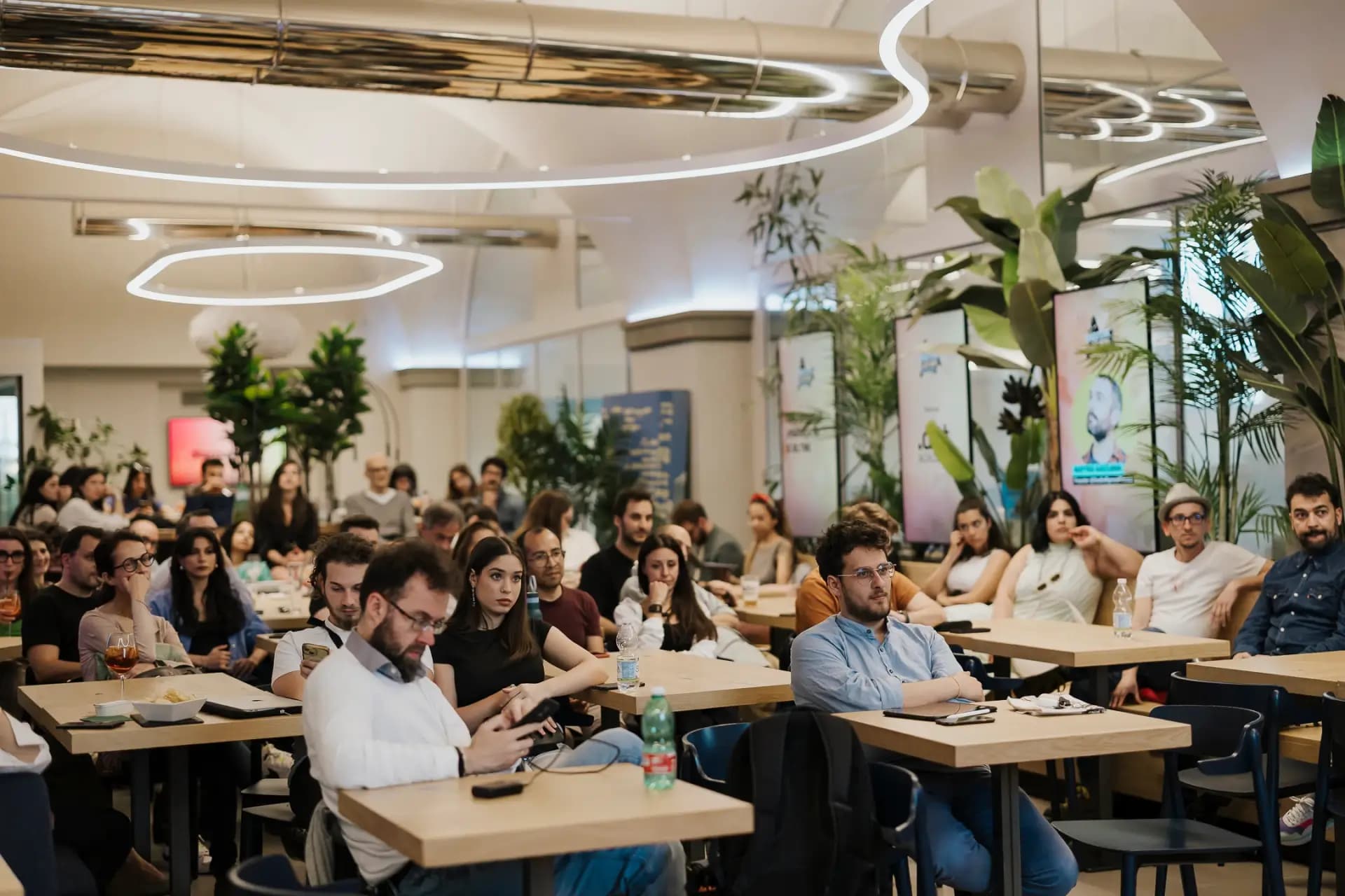 Sala eventi di Nana Bianca gremita di professionisti e startup per un evento dedicato all’innovazione. Location per conferenze, networking e incontri aziendali a Firenze.