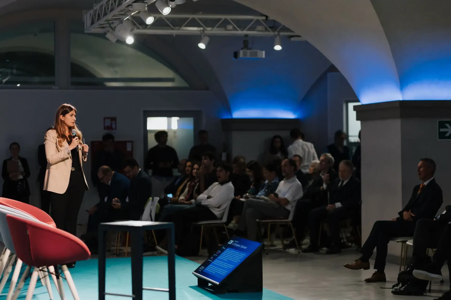 Keynote speaker a Nana Bianca durante un evento su tecnologia e innovazione. Centro eventi e acceleratore startup a Firenze con spazio per conferenze e networking.