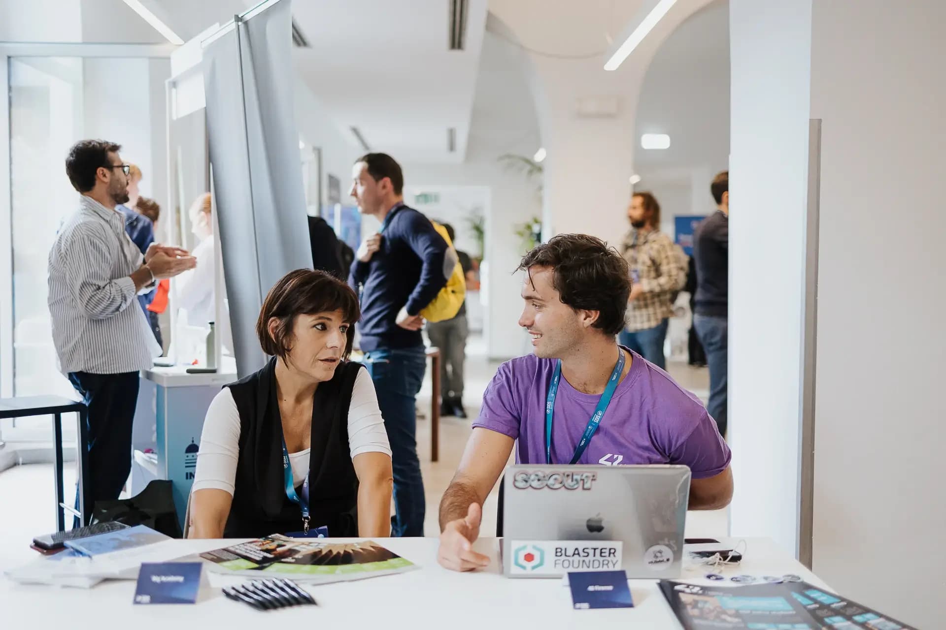 Momento di networking tra startup e investitori durante un evento di innovazione a Nana Bianca, Firenze. Opportunità di crescita per aziende e giovani imprenditori.