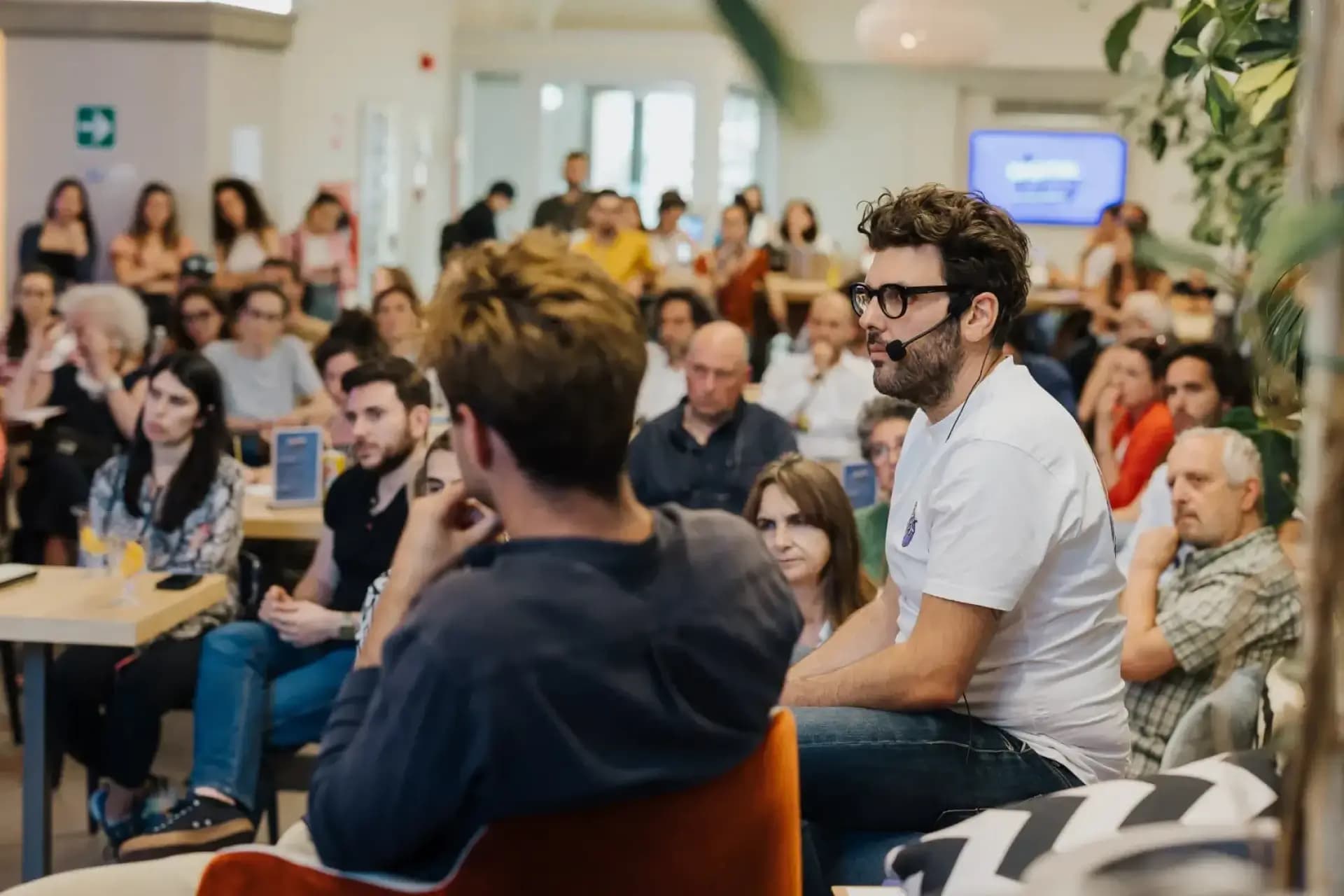 Evento startup con speaker e pubblico attento a Nana Bianca. Centro di innovazione e accelerazione per imprese digitali a Firenze.