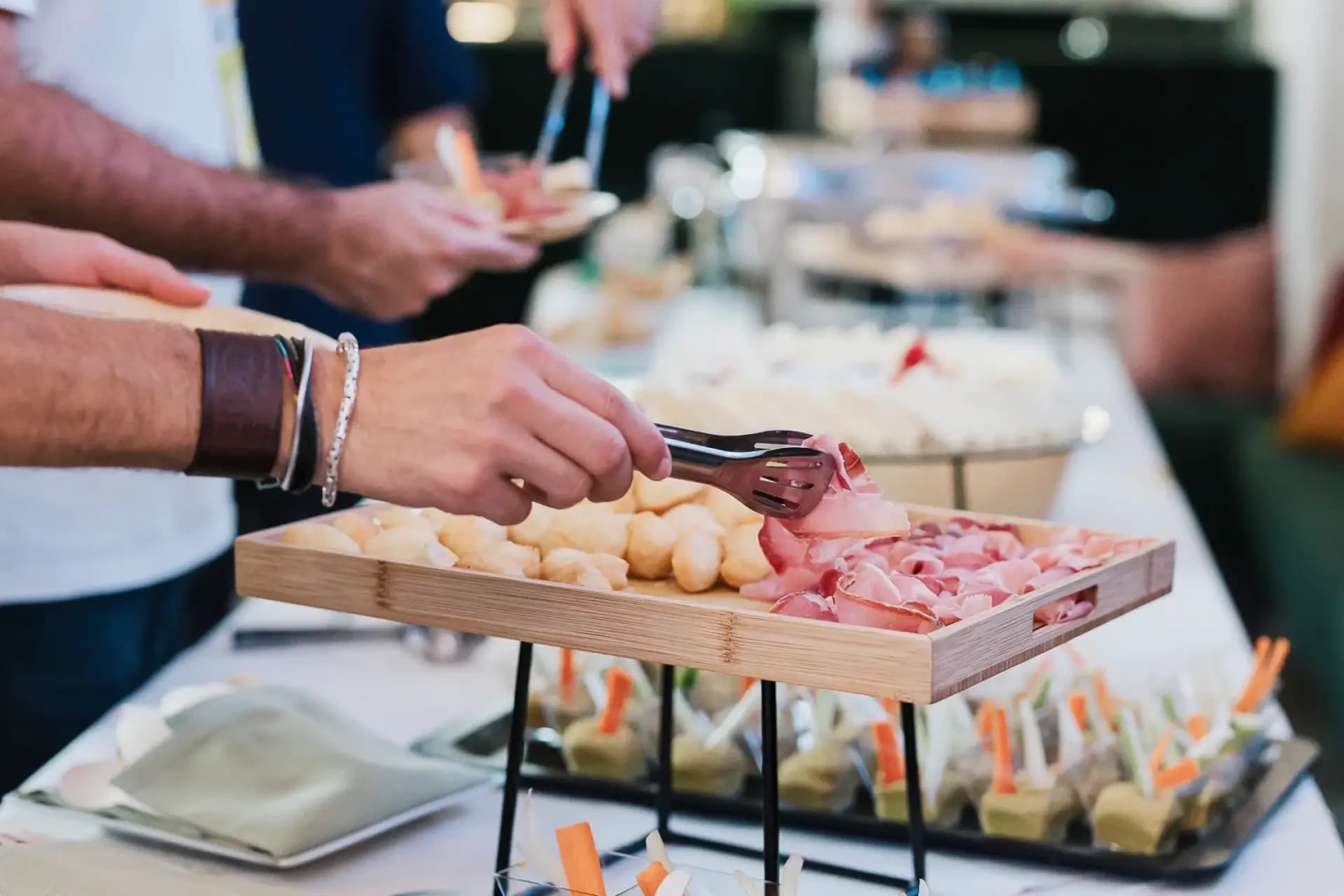 Buffet di catering durante un evento aziendale a Nana Bianca, Firenze. Networking e incontri di lavoro in un ambiente innovativo