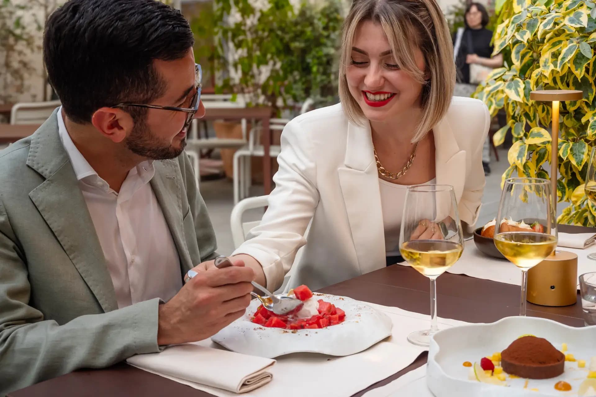 Cena romantica al ristorante The Stellar, all'interno di Nana Bianca a Firenze. Un'esperienza gastronomica raffinata con piatti gourmet e vini selezionati.