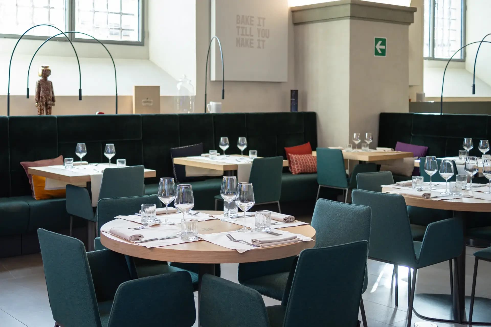 Sala elegante del ristorante The Stellar a Firenze, con tavoli apparecchiati per un'esperienza culinaria esclusiva nel cuore dell'Innovation Center di Nana Bianca.