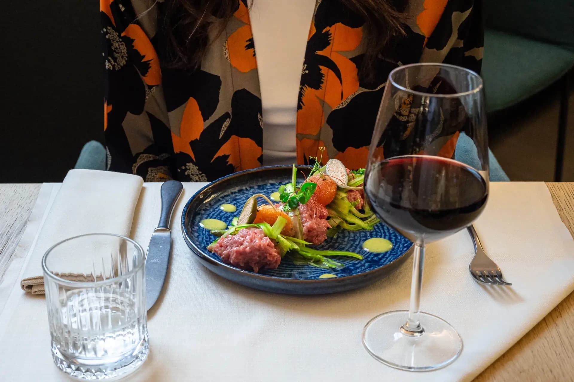 Piatto di tartare accompagnato da un calice di vino rosso, servito al ristorante The Stellar, raffinata destinazione gastronomica a Firenze.