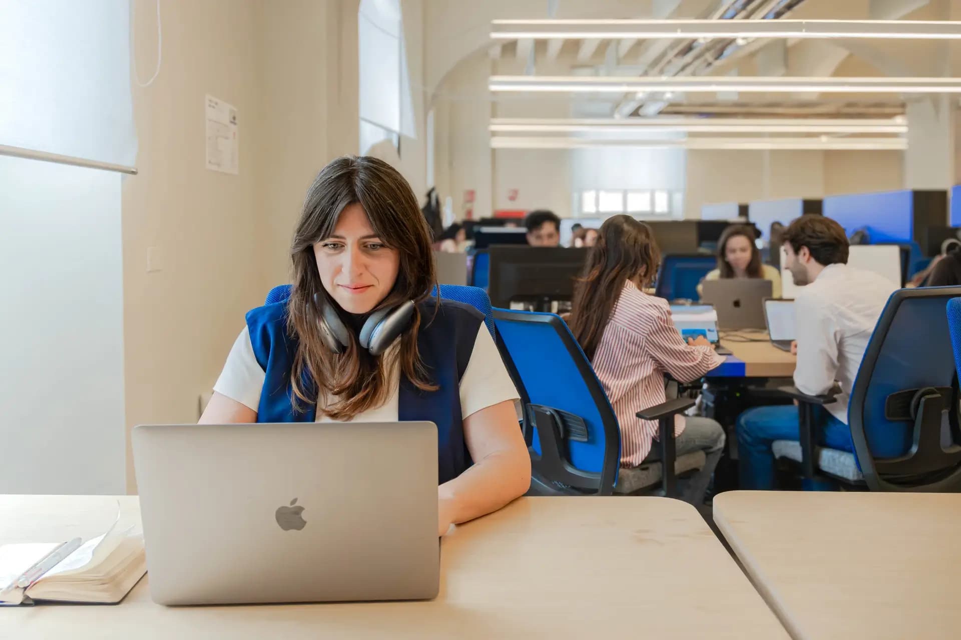 Professionista che lavora in uno spazio coworking di Nana Bianca, Firenze, con postazioni ergonomiche e connessione internet veloce.