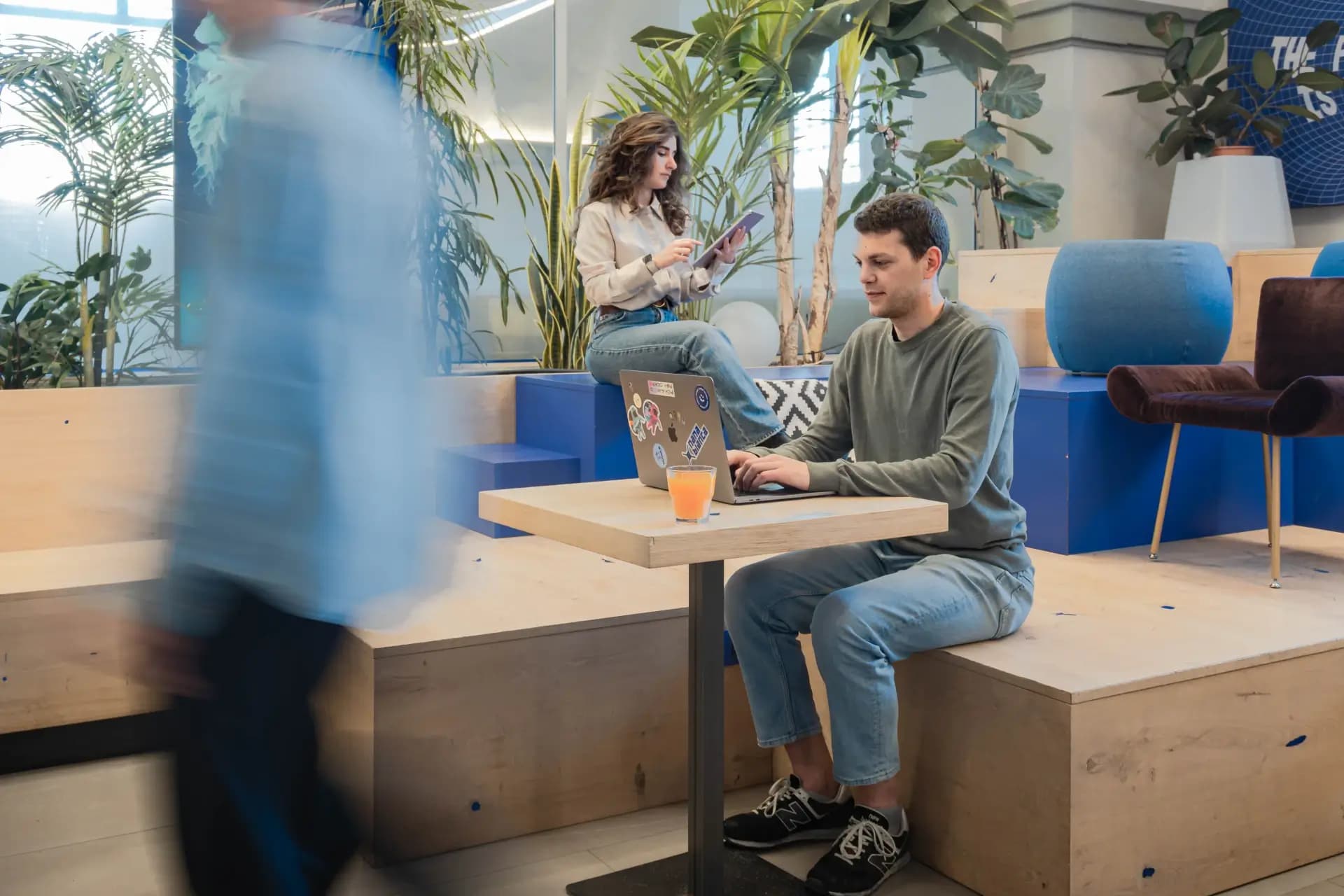 Zona relax di Nana Bianca, spazio di coworking a Firenze che combina comfort e produttività per freelance e startup.