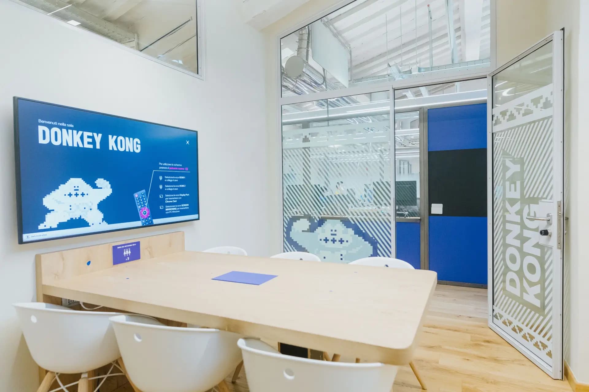 Sala riunioni Donkey Kong a Nana Bianca, Firenze. Spazio attrezzato per meeting e presentazioni con monitor di alta qualità e design ispirato al gaming. Perfetto per startup e aziende innovative.